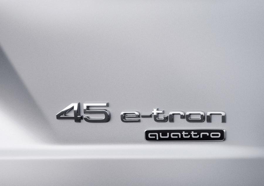 Логотип Audi Q7 e-tron TFSI Quattro (4M) 2015 года  (WW) (фото 17 из 22)